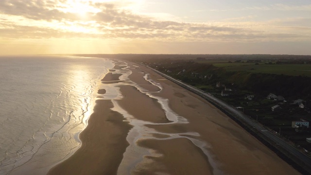 日出时，法国奥马哈海滩上空的高空飞行视频下载