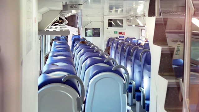 旅客列车休息室内部有座位乘客视频下载