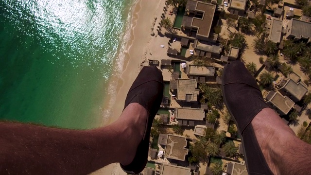 视频向下看滑翔伞的脚在阿曼，白天视频下载