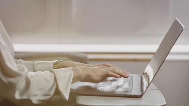 女商人在私人飞机上使用笔记本电脑视频素材