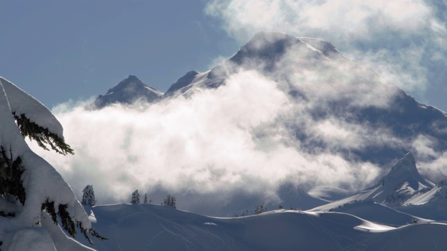 雄伟的雾霾云层上的雪山贝克Backcountry视频下载