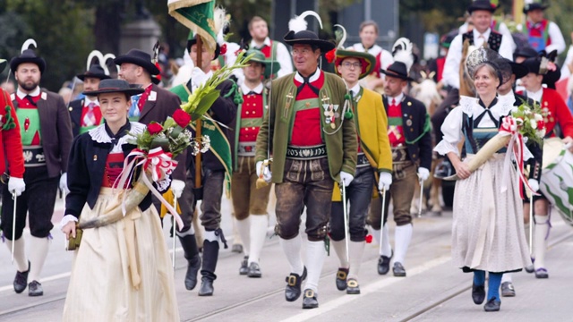 慕尼黑啤酒节的传统服装游行人们装饰服装视频下载
