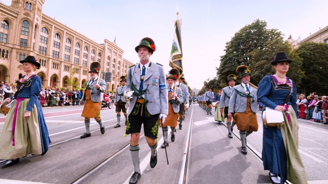 慕尼黑啤酒节传统服装游行队伍在游行队伍前面侧着洋娃娃视频下载