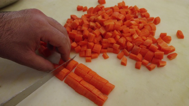 在厨房柜台上切新鲜的胡萝卜视频下载