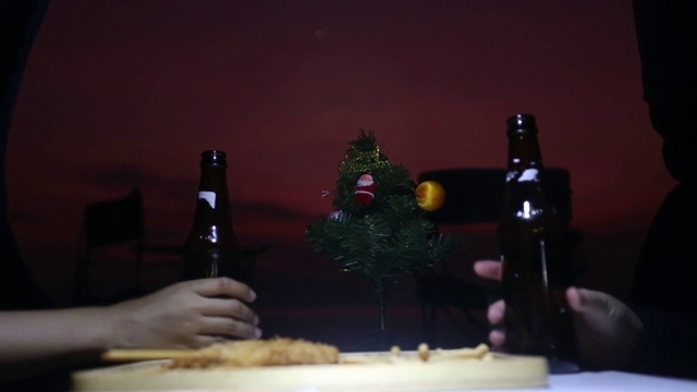 一对夫妇在日落时庆祝圣诞节视频素材