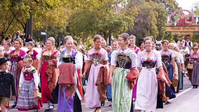 慕尼黑啤酒节传统服装游行妇女与花服装行走视频素材