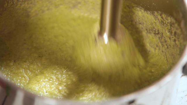 青花菜汤在平底锅中搅拌。现代健康膳食准备概念镜头。视频下载