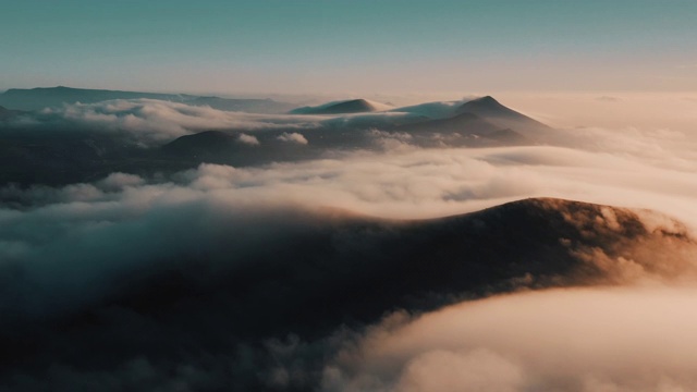 壮丽的鸟瞰图显示火山景观周围的云彩在黎明，兰萨罗特，西班牙视频素材