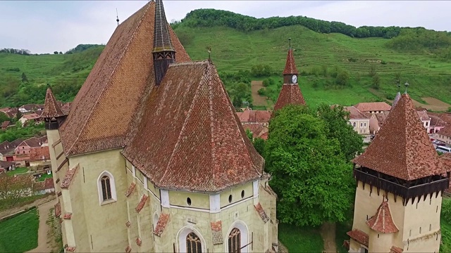 罗马尼亚中世纪古老的砖城堡。视频素材