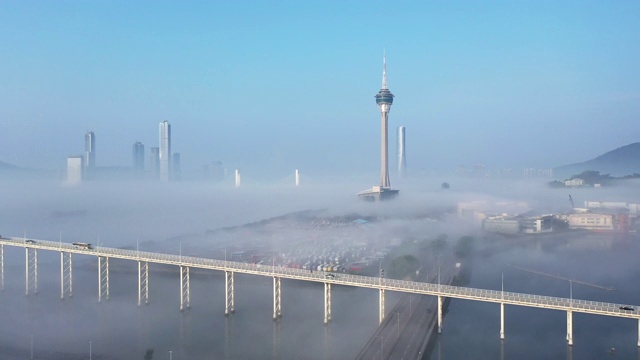 4000 -实时:清晨云海中的澳门塔和城市景观视频下载
