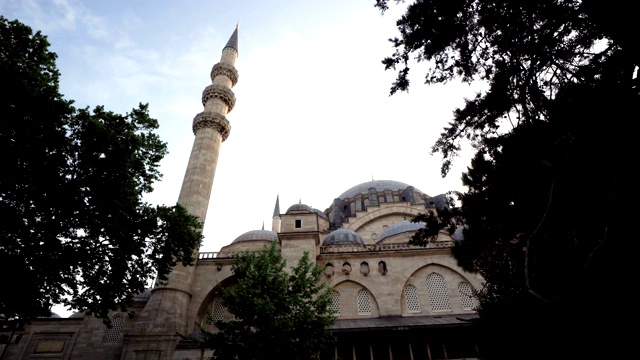 苏莱曼清真寺(土耳其语:Suleymaniye Camii)是位于土耳其伊斯坦布尔的一座16世纪的大清真寺，由宏伟的苏莱曼建造视频素材