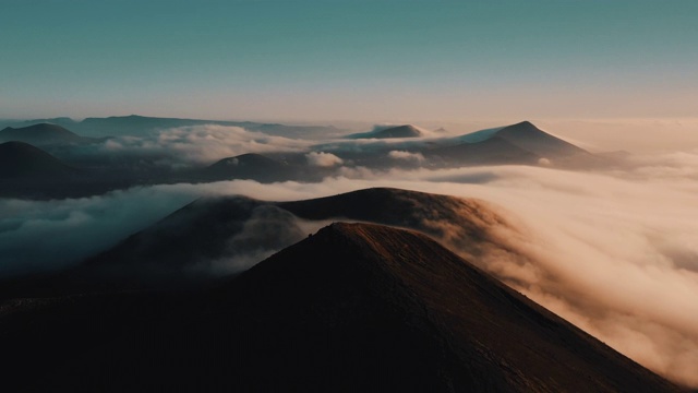 鸟瞰图向上移动显示在日出期间的火山场景，兰萨罗特，西班牙视频素材