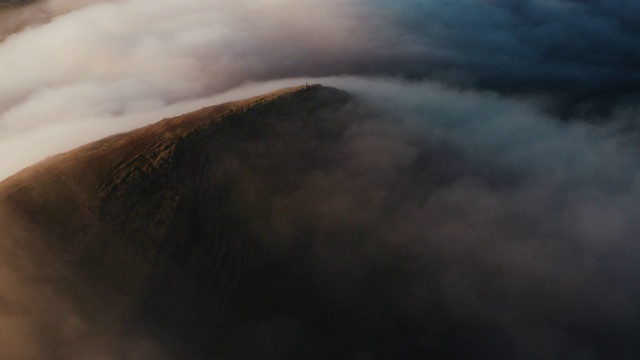 从空中俯瞰被低云包围的山脊，西班牙兰萨罗特视频素材