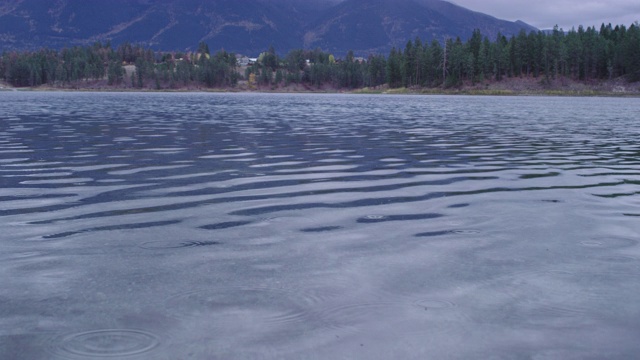 雨滴落在平静的湖面上视频素材