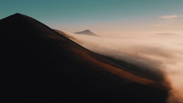 平移鸟瞰图显示低水平云周围的火山景观，兰萨罗特，西班牙视频素材