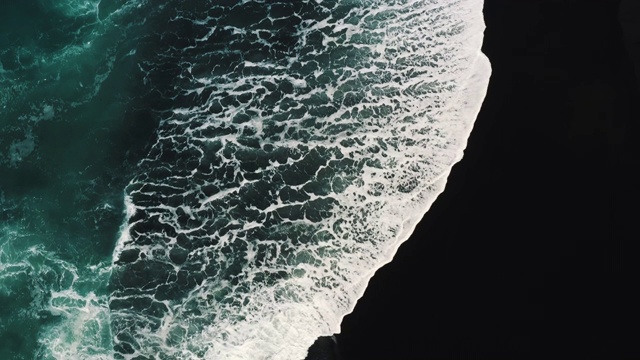 自上而下的空中视角的一个黑色的沙滩和海浪，兰萨罗特，西班牙视频素材