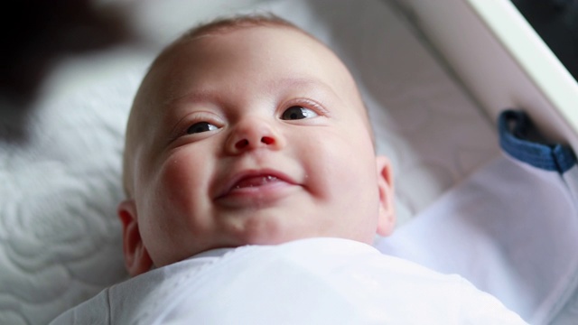 可爱的新生儿不同的面部肖像反应与妈妈互动视频素材