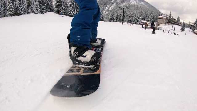 滑雪板雕刻冬季度假村跑举行自拍跟随相机视频下载