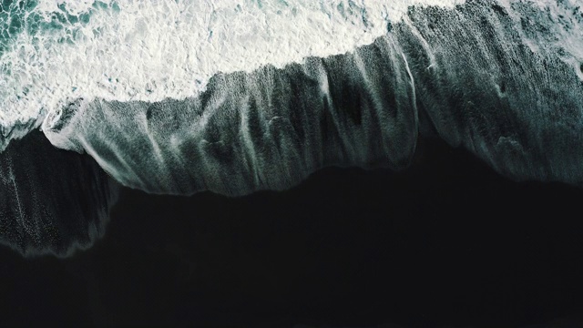 从空中俯瞰海浪和黑沙滩，兰萨罗特，西班牙视频素材