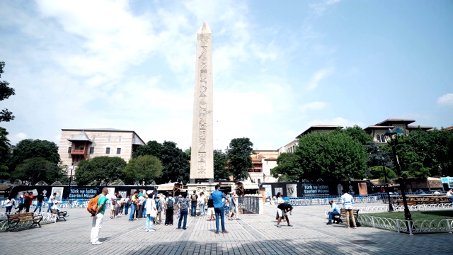 人们走在苏丹艾哈迈德广场(君士坦丁堡的老竞技场)，著名的旅游景点和伊斯坦布尔历史半岛的地标视频素材