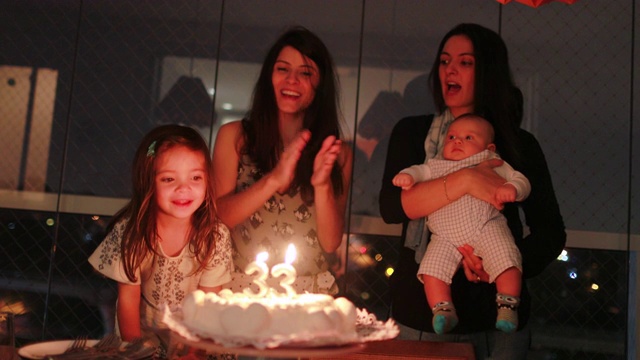 一家人用蛋糕和蜡烛庆祝生日视频下载