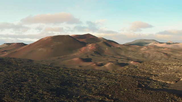 鸟瞰日落飞向休眠火山，兰萨罗特，西班牙视频素材