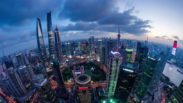 高处宽阔的曲度俯瞰上海国际地标城市景观日落到夜晚的过渡视频素材