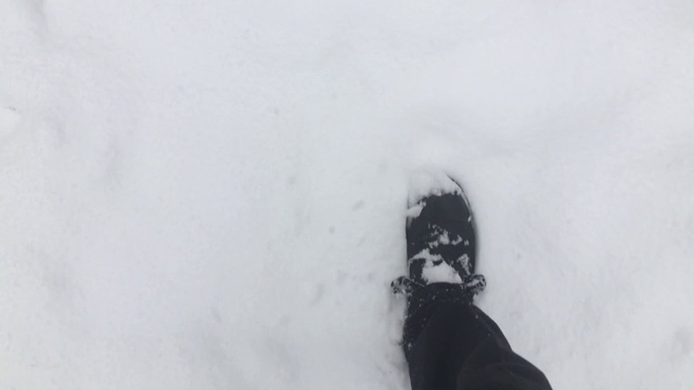 一个人在深雪中行走的个人视角视频素材