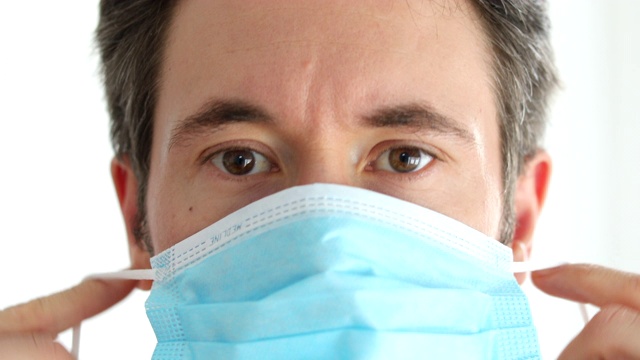 医护人员戴上安全面罩，防止冠状病毒感染视频素材