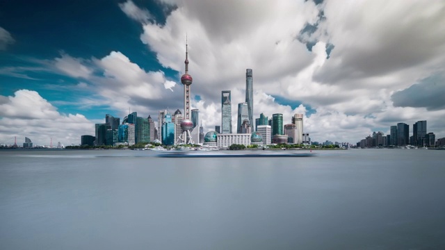 滨水景观的上海天际线和黄浦江城市景观日间过渡视频下载