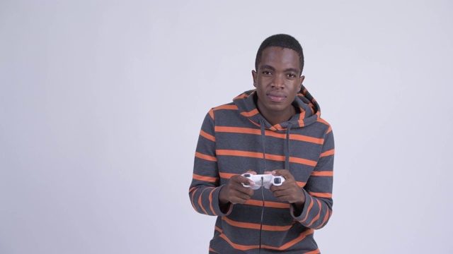 年轻英俊的非洲男人玩游戏视频下载