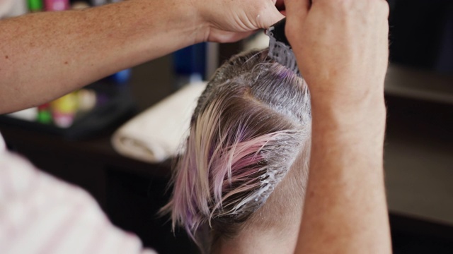后视图女人正在她的头发由发型师视频下载