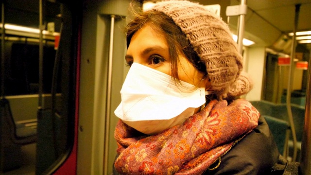戴着面具坐地铁的年轻女子视频素材