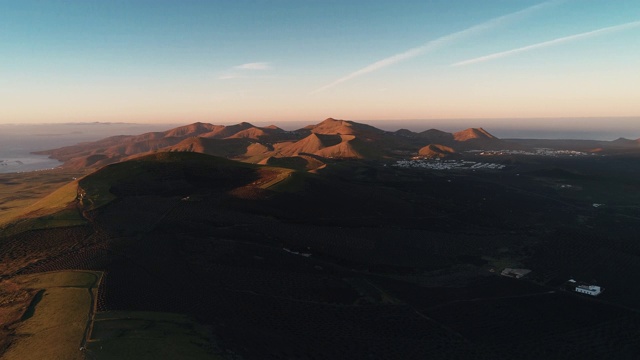 遥远的火山在日落从空中拍摄的视角，兰萨罗特，西班牙视频素材