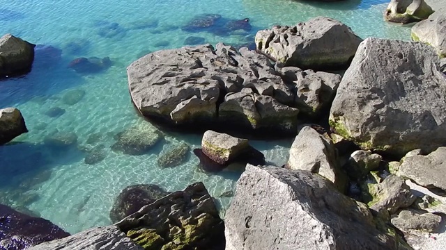 多岩石的海岸。视频素材