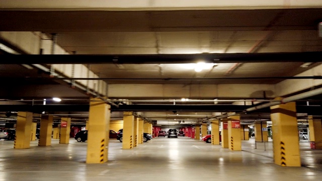 崭新的现代地下空车停车场，内设停车场视频素材