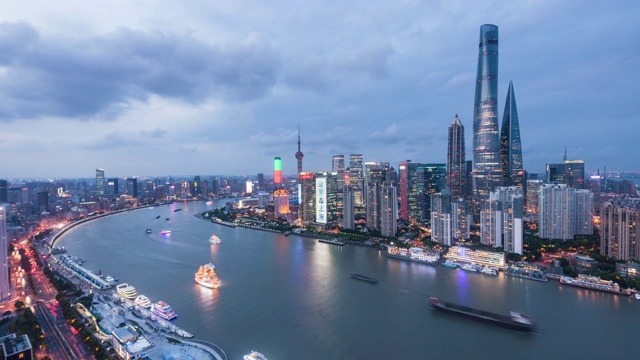 高处俯瞰上海城市景观，从天到黄昏过渡视频素材