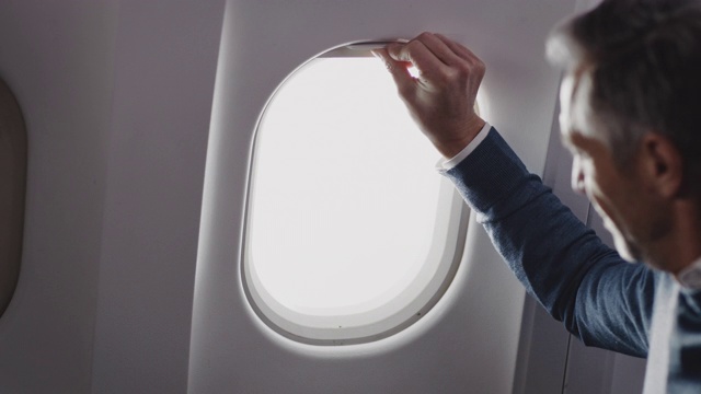 商人打开私人飞机窗口视频素材
