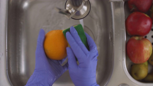 在水槽里洗橘子视频素材
