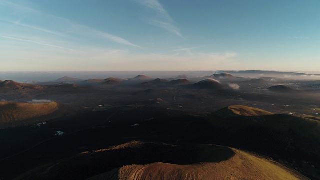 西班牙兰萨罗特火山田园诗般的鸟瞰图视频素材