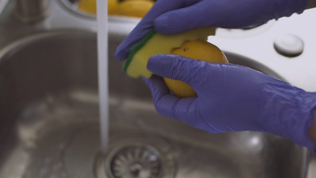 在水槽里洗柠檬视频素材