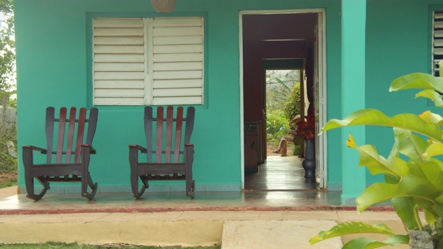 古巴比纳尔斯一所绿色房子前的摇椅视频下载