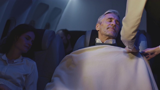 商务人士在私人飞机上睡觉视频素材