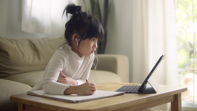 亚裔女儿在家参加网络课程。视频素材