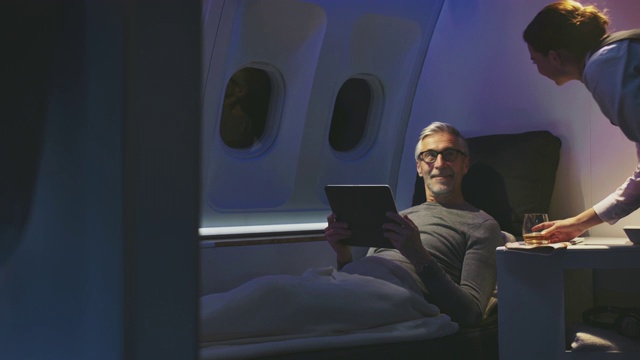 男性在飞机上使用平板电脑视频素材