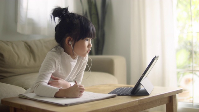 小女孩用平板电脑做作业。视频素材