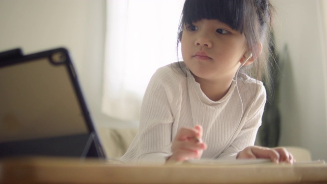 小女孩用平板电脑做作业。视频下载