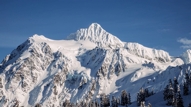 White Mountain Peak Snow on Blue Sky白山山顶上的雪在蓝天上的时间流逝视频下载