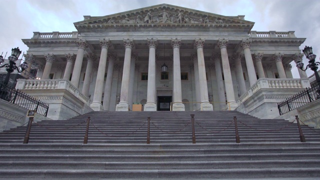 在华盛顿特区，美国国会大厦和众议院的台阶上行走视频素材