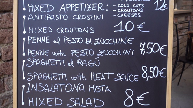在欧洲意大利托斯卡纳的锡耶纳村，一个餐馆的黑板上写着菜单。视频下载